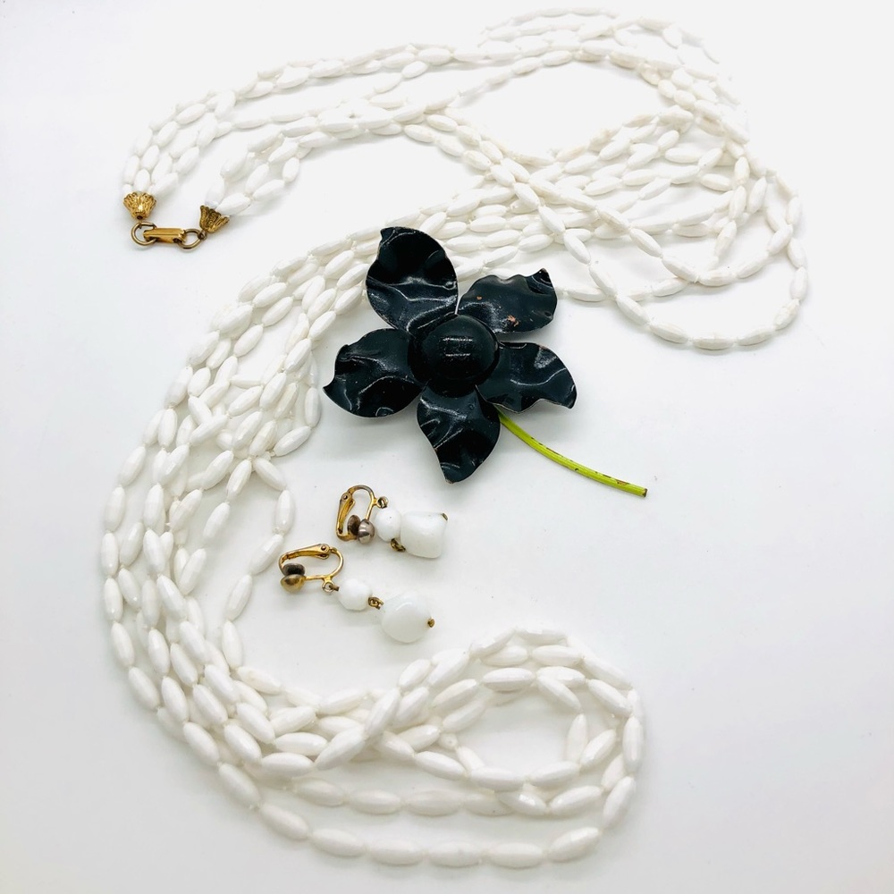 Vintage Retro Black White Mod Flower Necklace Lot